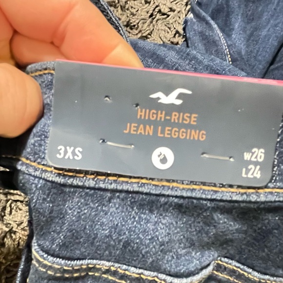 Nwt Hollister distressed high rise jeans - Picture 2 of 5